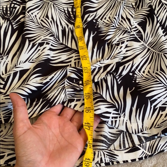 🥭 (4 for $15) H&M Black Floral Tropical Skirt - Picture 5 of 8